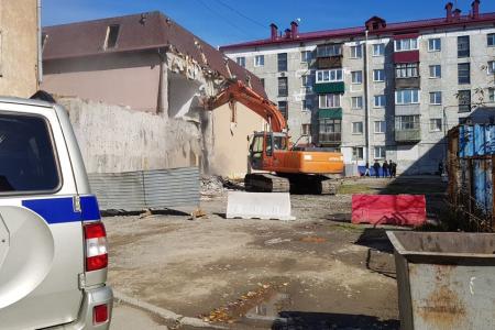 Сахалинская область. В Корсакове при содействии депутата КПРФ начались работы по сносу незаконного торгового центра