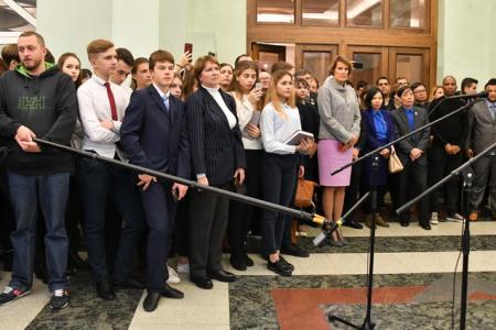«Эпоха юности и побед». В Госдуме открылась выставка, посвященная 100-летию Ленинского Комсомола