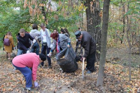 Волгоградская область. В честь 100-летия образования ВЛКСМ волжские комсомольцы провели традиционный субботник