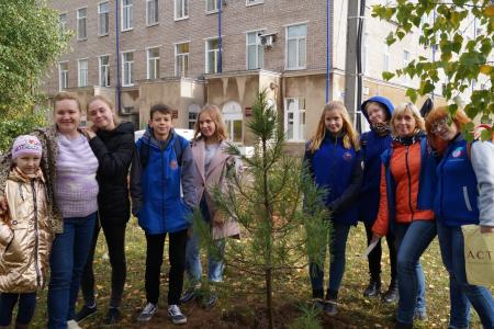 Пермский край. Пионеры и комсомольцы города Чайковского высадили аллею к столетию ВЛКСМ    