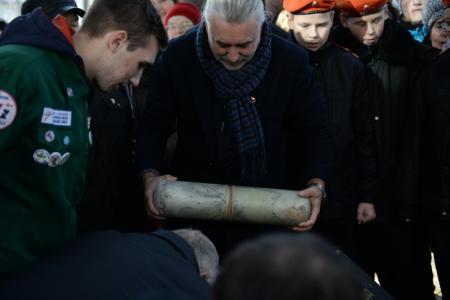 «Мы завидуем комсомольцам 2018 года»: Капсулу 50-летней давности вскрыли в Дзержинском районе Новосибирска
