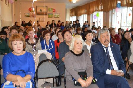 Коммунисты Калмыкии поздравили с юбилеем коллектив Троицкой СШ, сохранивший комсомольскую и пионерскую организации
