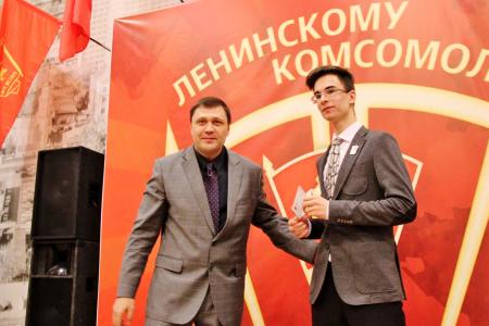 В Челябинске прошла торжественная встреча комсомольцев всех поколений