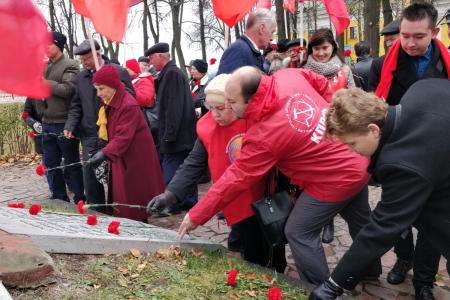 Коммунисты и комсомольцы города Рязани возложили цвета к обелиску Героям гражданской войны