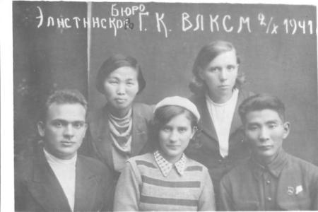 Республика Калмыкия. Коммунисты и комсомольцы бережно хранят легендарную летопись Ленинского Комсомола       