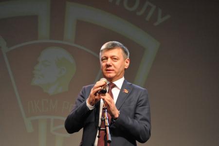 Санкт-Петербург. В новый век, комсомол!