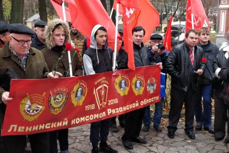 Коммунисты и комсомольцы города Рязани возложили цвета к обелиску Героям гражданской войны