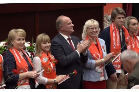 Комсомольцы всегда в строю! На Пленуме ЦК КПРФ пионерку Екатерину Грузову торжественно приняли в ряды комсомольцев