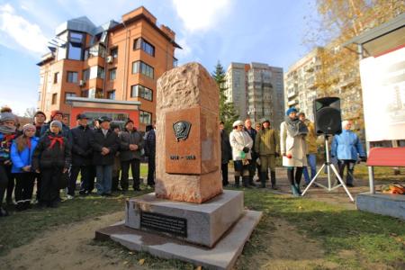Закладной камень, посвященный комсомольцам всех поколений, открыли в Новосибирске