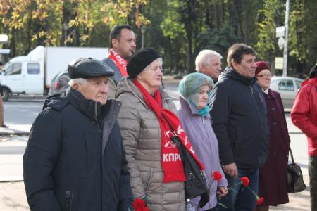 Псковские коммунисты провели митинг в память о 25-летии расстрела парламента