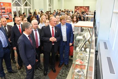 «Эпоха юности и побед». В Госдуме открылась выставка, посвященная 100-летию Ленинского Комсомола