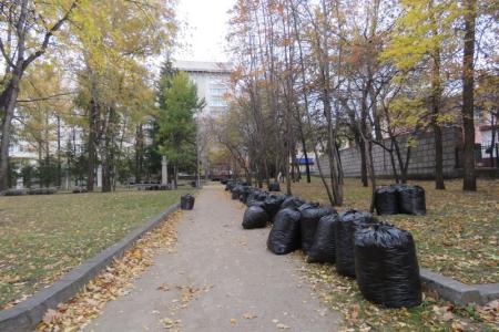 Новосибирские коммунисты очистили от мусора Сквер Героев революции 