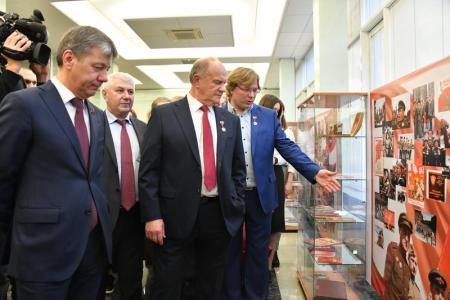 «Эпоха юности и побед». В Госдуме открылась выставка, посвященная 100-летию Ленинского Комсомола