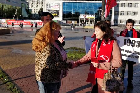 В 25-ю годовщину расстрела Советской власти рязанцы вышли на массовые пикеты