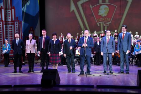В новый век мы вступаем с высоко поднятой головой! 