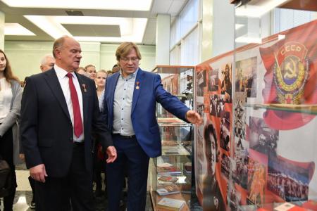 «Эпоха юности и побед». В Госдуме открылась выставка, посвященная 100-летию Ленинского Комсомола