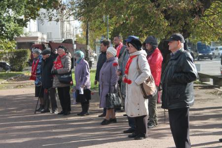 Псковские коммунисты провели митинг в память о 25-летии расстрела парламента