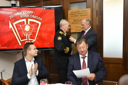 Г.А. Зюганов наградил ветеранов воинской службы медалями в честь 100-летия ВЛКСМ