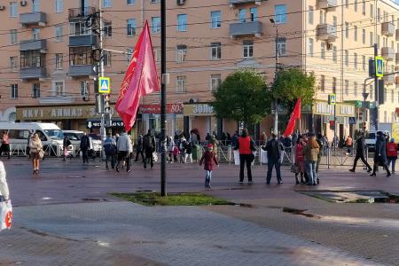 В 25-ю годовщину расстрела Советской власти рязанцы вышли на массовые пикеты