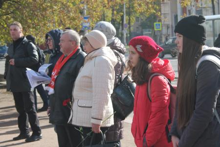 Псковские коммунисты провели митинг в память о 25-летии расстрела парламента