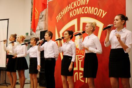 В Челябинске прошла торжественная встреча комсомольцев всех поколений