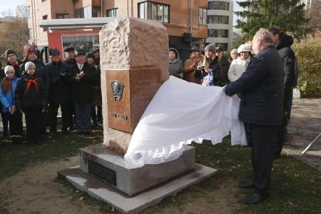 Закладной камень, посвященный комсомольцам всех поколений, открыли в Новосибирске