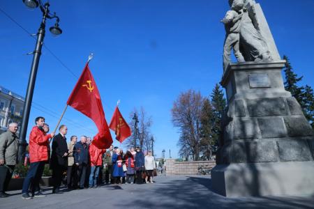 Омские коммунисты почтили память защитников Белого дома