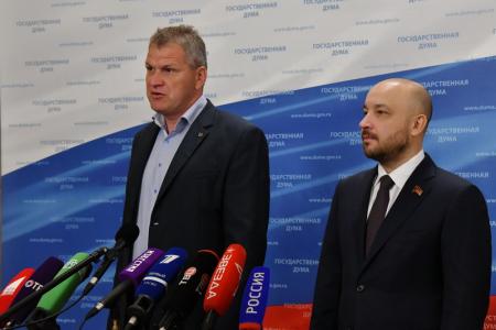 «Здравоохранение, ОСАГО, дети войны, бюджет, экологическая экспертиза». А.В. Куринный и М.В. Щапов выступили перед журналистами в Госдуме