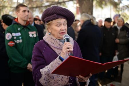 «Мы завидуем комсомольцам 2018 года»: Капсулу 50-летней давности вскрыли в Дзержинском районе Новосибирска