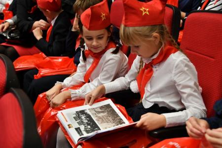 "Мы сильны нашей верною дружбой". В Москве прошел праздничный концерт, посвященный 100-летию Ленинского комсомола