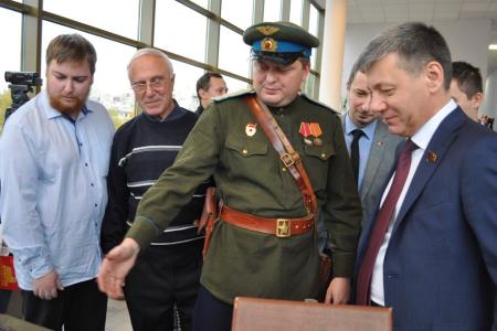 Санкт-Петербург. В новый век, комсомол!