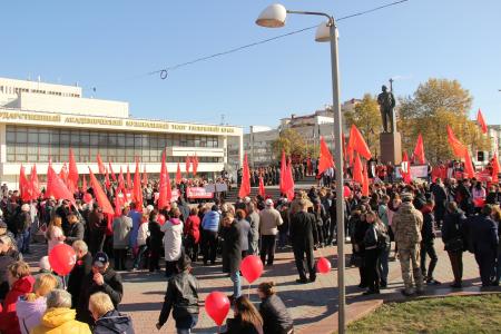 В Симферополе состоялась праздничная демонстрация и митинг, посвященный 101-й годовщине Великого Октября