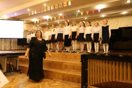 Казбек Тайсаев принял участие в мероприятии, посвященное «Дню матери», которое прошло в Детской музыкальной школе им. Н.С. Голованова