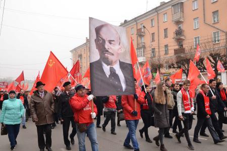В Рязани состоялись торжественные шествие и митинг в честь 101-й годовщины Великого Октября