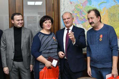В честь 100-летия Ленинского комсомола Г.А. Зюганов наградил футболистов из спортивного клуба КПРФ