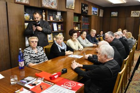 Г.А. Зюганов наградил памятными орденами ЦК КПРФ в честь 100-летия Ленинского Комсомола коллектив газеты «Правда»
