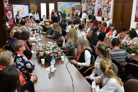 «Матери выбирают социализм». В канун Дня матери коммунисты в Госдуме провели круглый стол