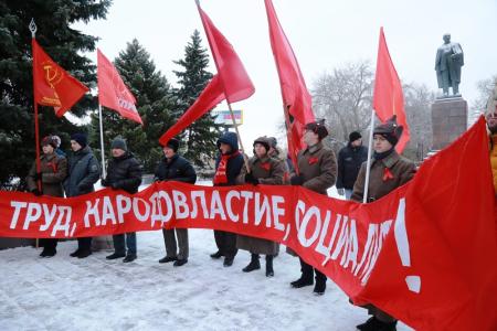 В Омске состоялись демонстрация и митинг, посвященные 101-й годовщине Великой Октябрьской социалистической революции