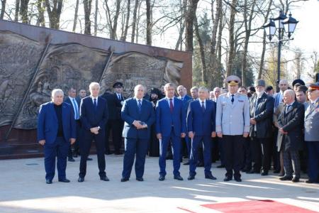 Северная Осетия. Казбек Тайсаев принял участие в торжественном открытии Мемориала солдатам правопорядка, погибшим при исполнении служебного долга