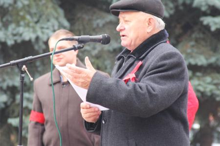 Брянские коммунисты отметили 101-летие Великого Октября на площади Революции