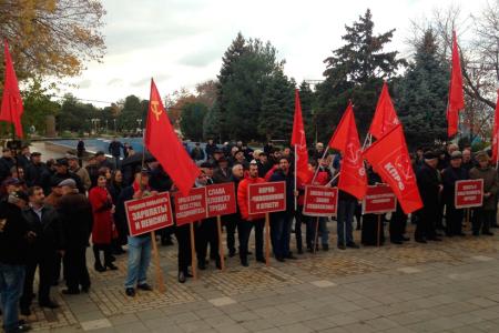 Митинг в честь 101-й годовщины Великого Октября прошел в Махачкале