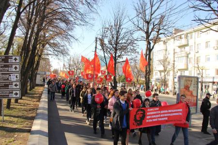 В Симферополе состоялась праздничная демонстрация и митинг, посвященный 101-й годовщине Великого Октября
