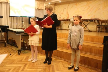 Казбек Тайсаев принял участие в мероприятии, посвященное «Дню матери», которое прошло в Детской музыкальной школе им. Н.С. Голованова