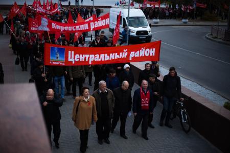 «Смело, товарищи, в ногу!» Сталинградские коммунисты встретили годовщину Великого Октября праздничной демонстрацией и митингом