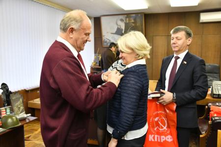Г.А. Зюганов наградил памятными орденами ЦК КПРФ в честь 100-летия Ленинского Комсомола коллектив газеты «Правда»