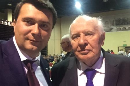 Олег Лебедев вручил почетные грамоты и комсомольские ордена заслуженными труженикам села Орловской области