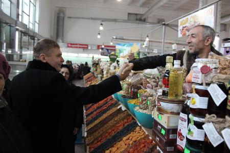 "Будем голосовать за Вас, Валентин Олегович!" Кандидат на пост главы Хакасии В.О. Коновалов пообщался с работниками центрального рынка Абакана