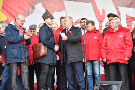 С нами Ленин и Сталин!