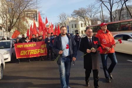 Жители Владивостока встретили торжественным шествием и митингом 101-ю годовщину Великого Октября