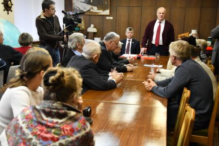 Г.А. Зюганов наградил памятными орденами ЦК КПРФ в честь 100-летия Ленинского Комсомола коллектив газеты «Правда»
